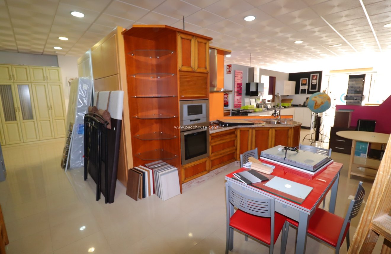 Resale - Commercial -
Velez-Rubio