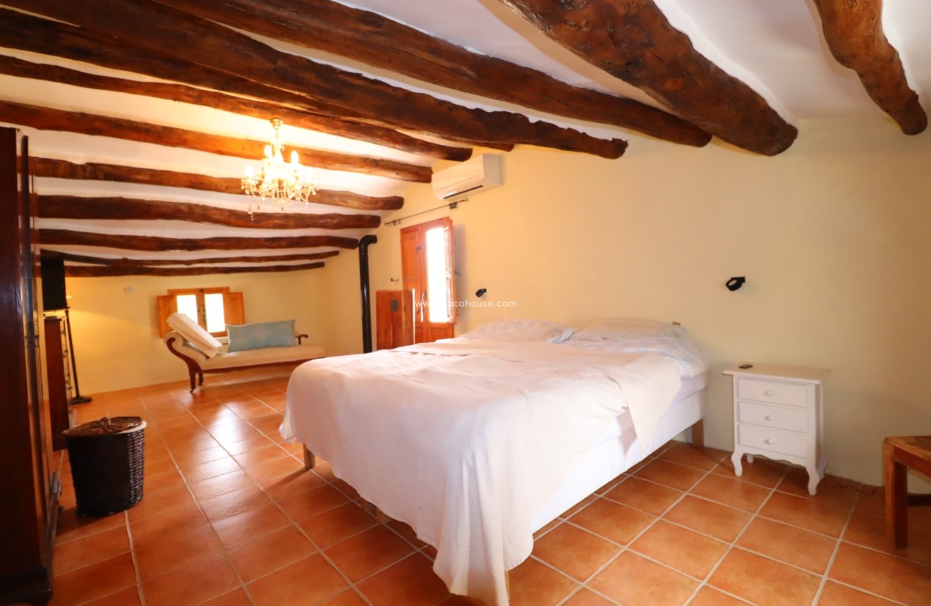 Resale - Cortijo -
La Parroquia