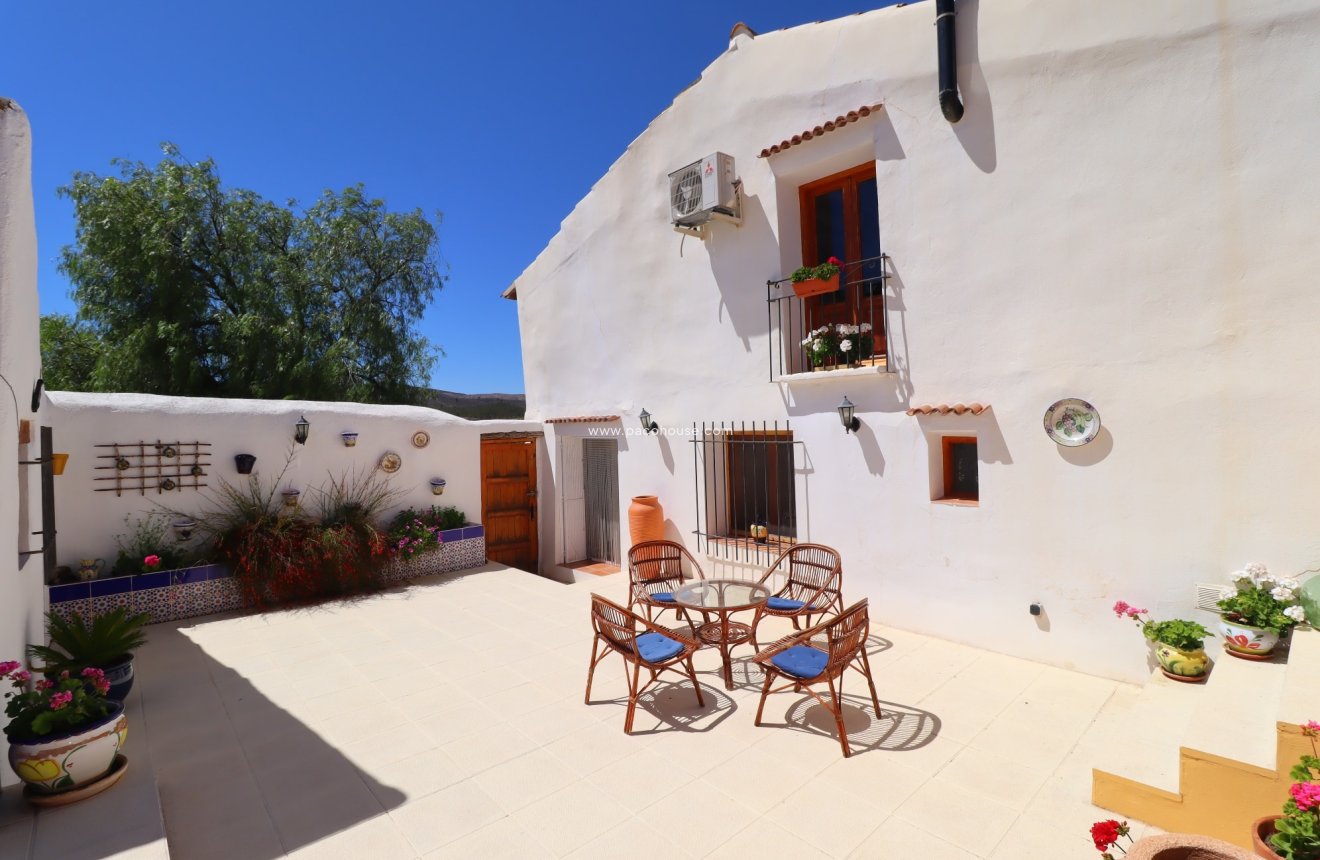 Resale - Cortijo -
La Parroquia