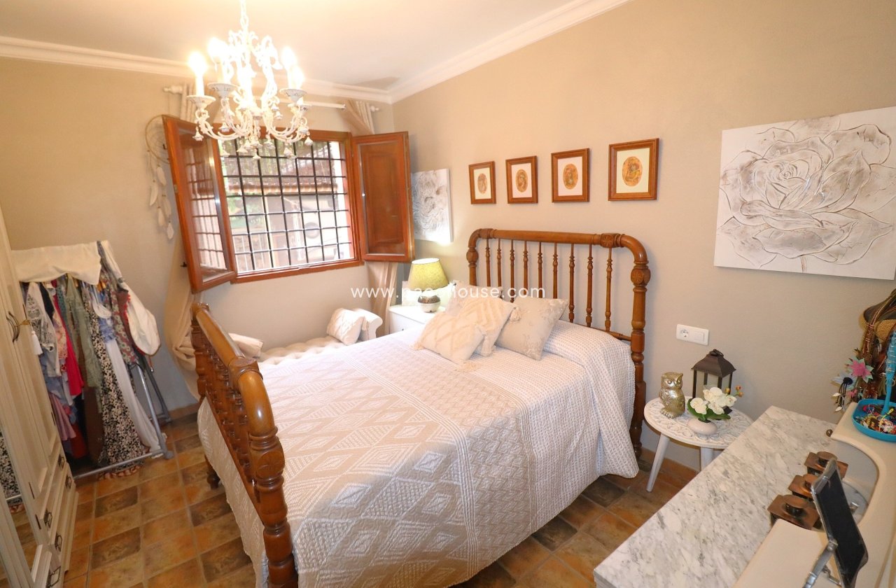 Resale - Country House -
Purias
