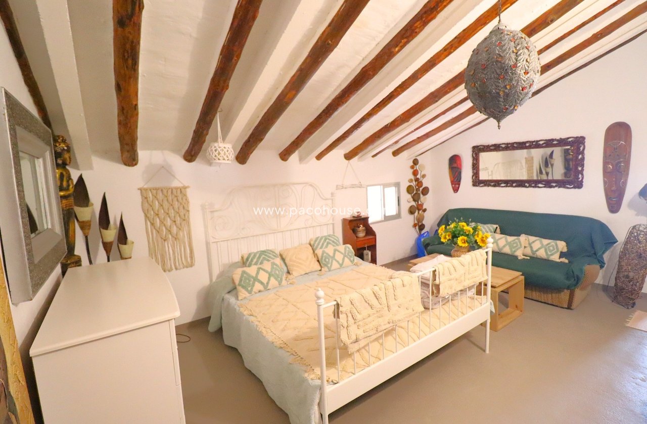 Resale - Country House -
Purias