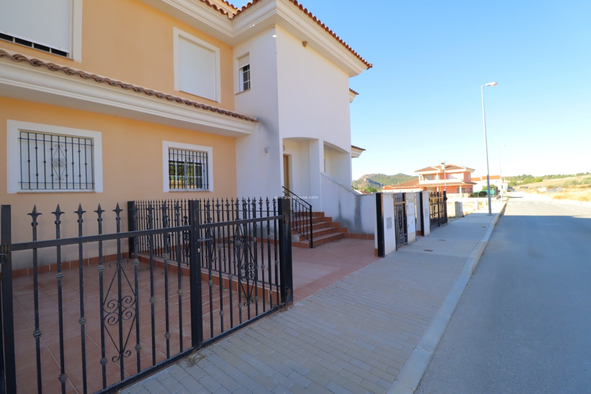 Resale - Duplex -
La Parroquia