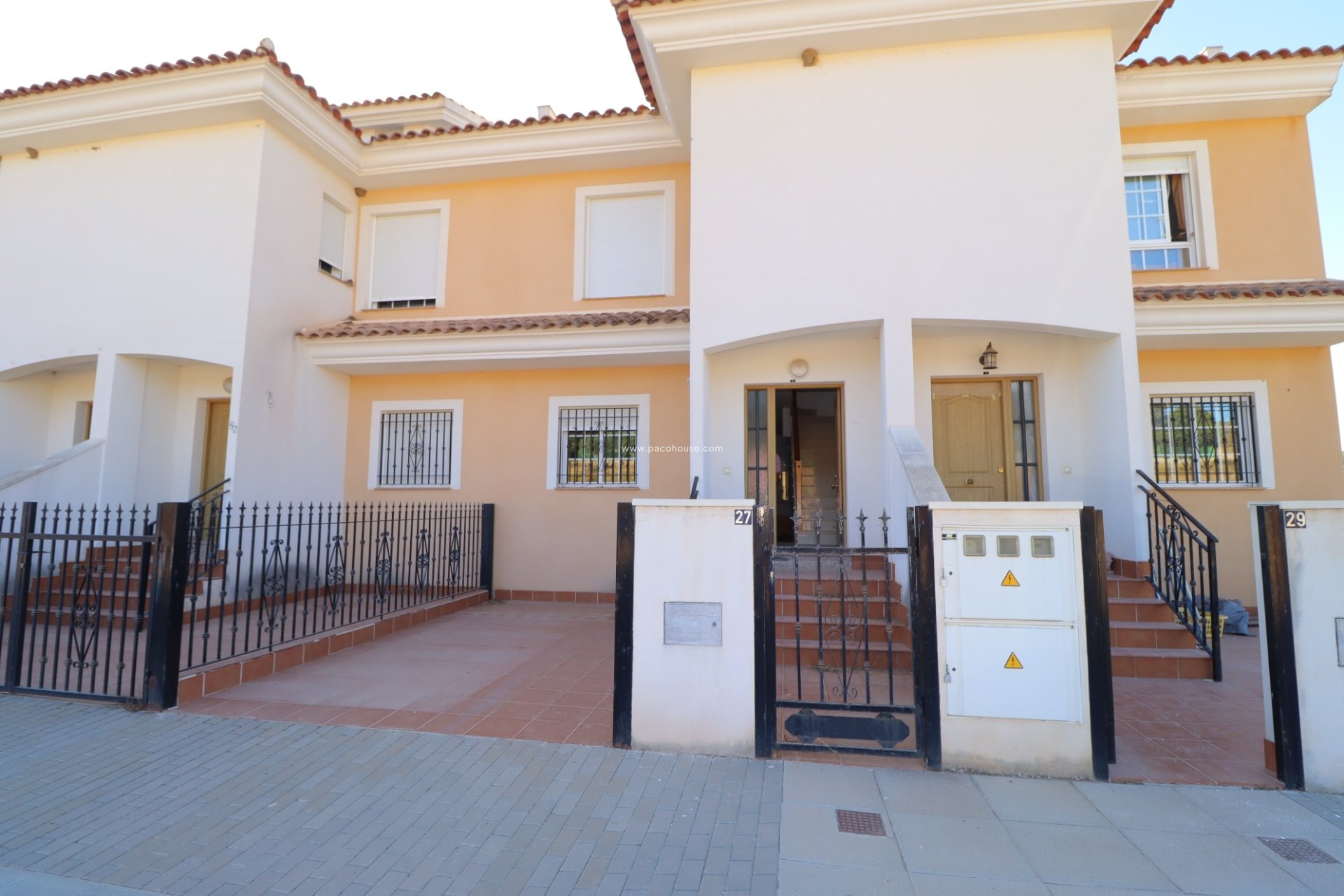 Resale - Duplex -
La Parroquia