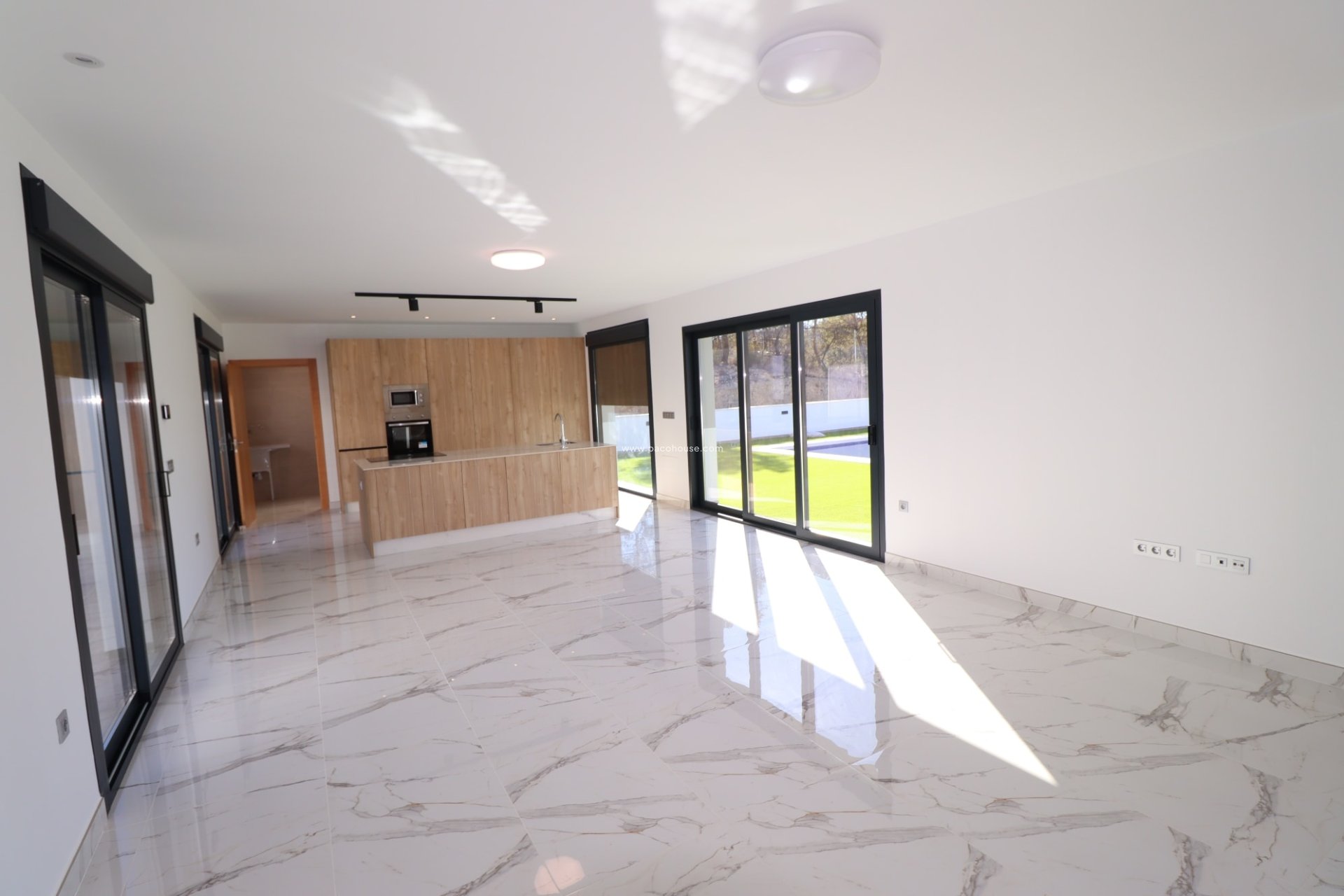 Resale - New Development -
La Parroquia