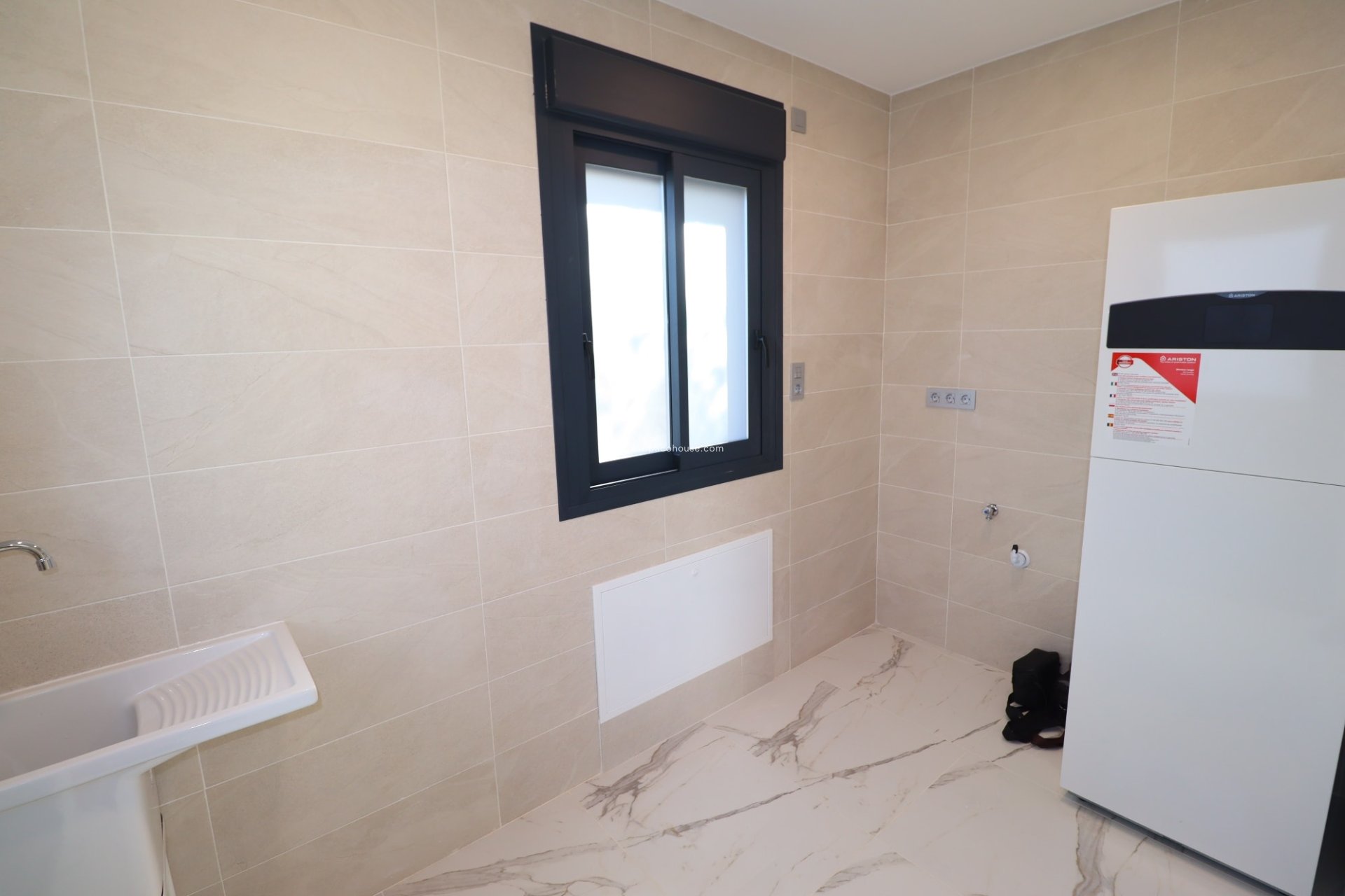 Resale - New Development -
La Parroquia