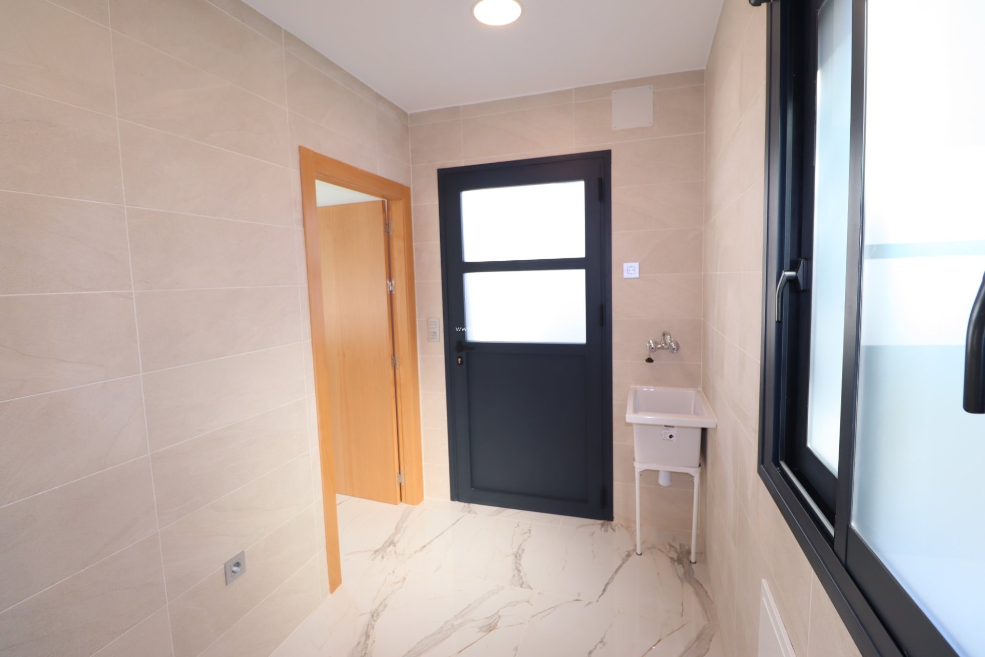 Resale - New Development -
La Parroquia