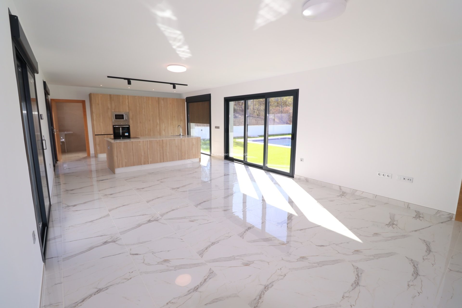 Resale - New Development -
La Parroquia