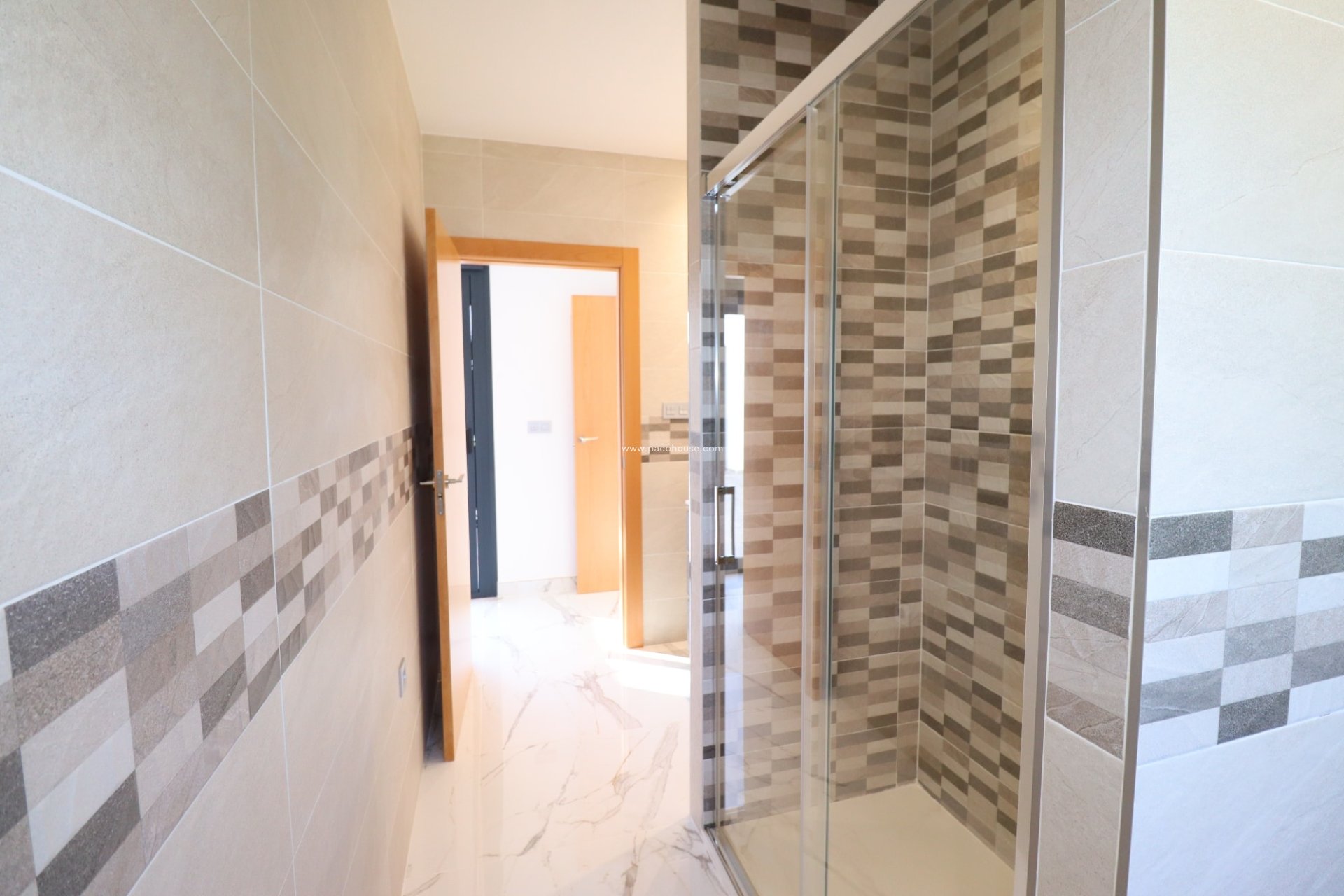 Resale - New Development -
La Parroquia