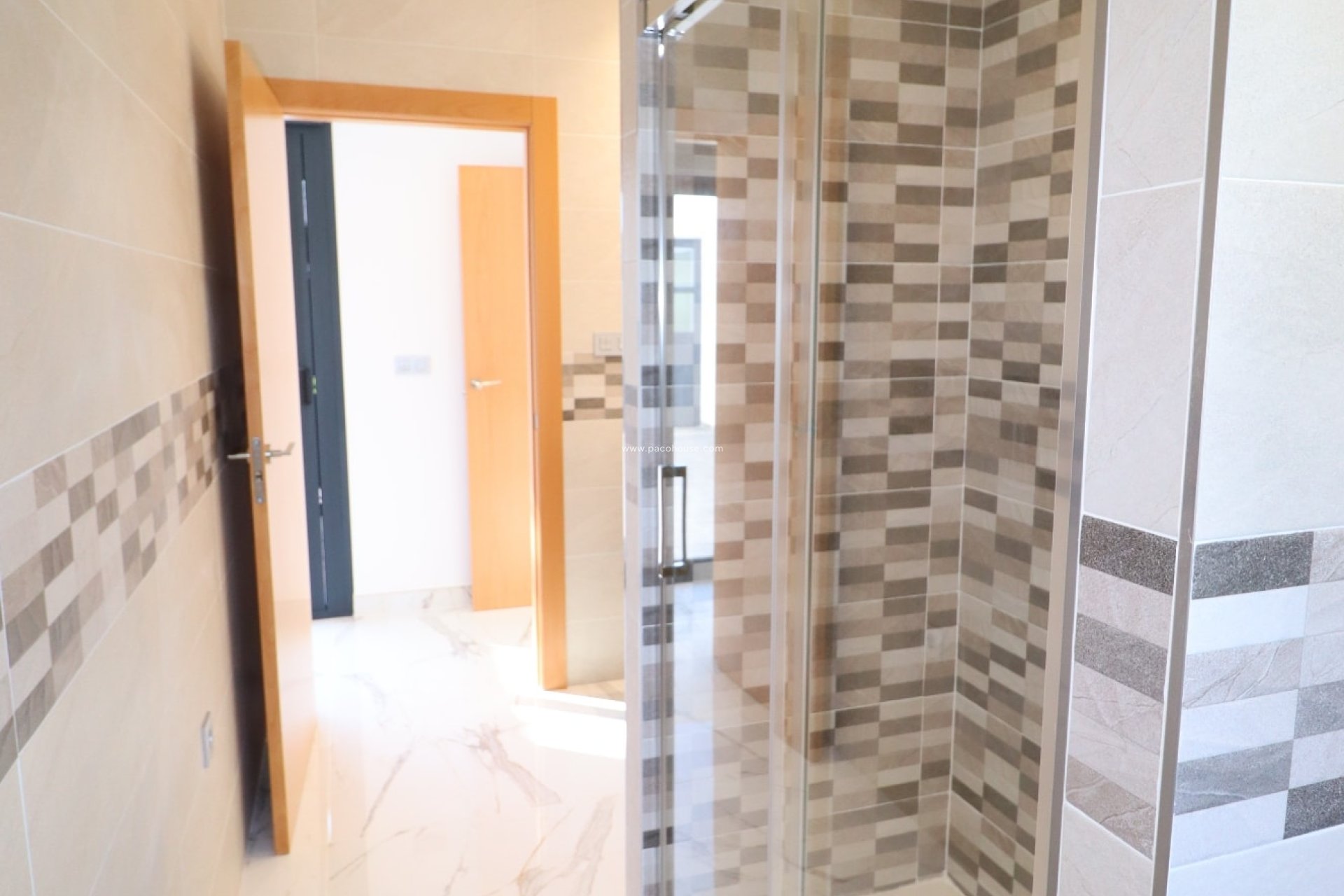 Resale - New Development -
La Parroquia