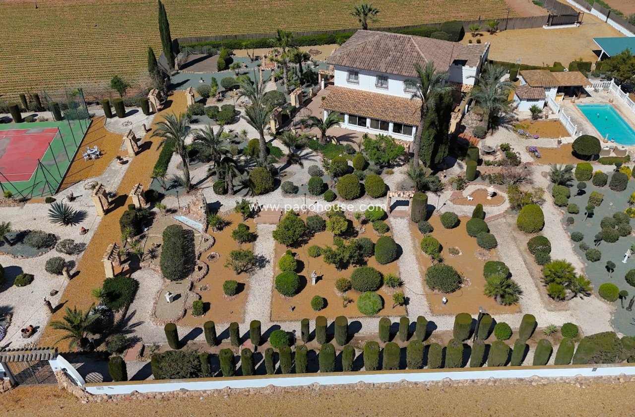 Resale - Villa -
Purias