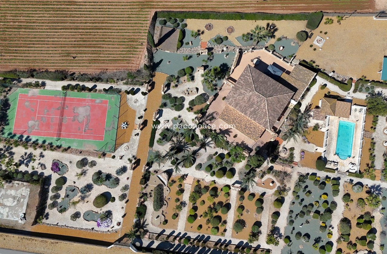 Resale - Villa -
Purias