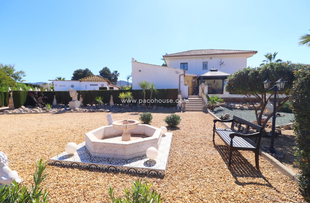 Resale - Villa -
Purias