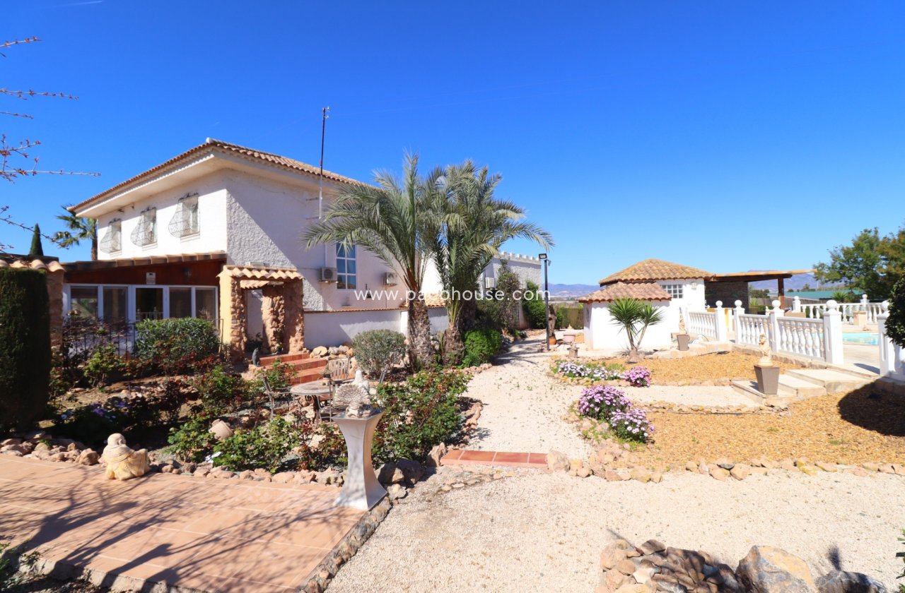 Resale - Villa -
Purias