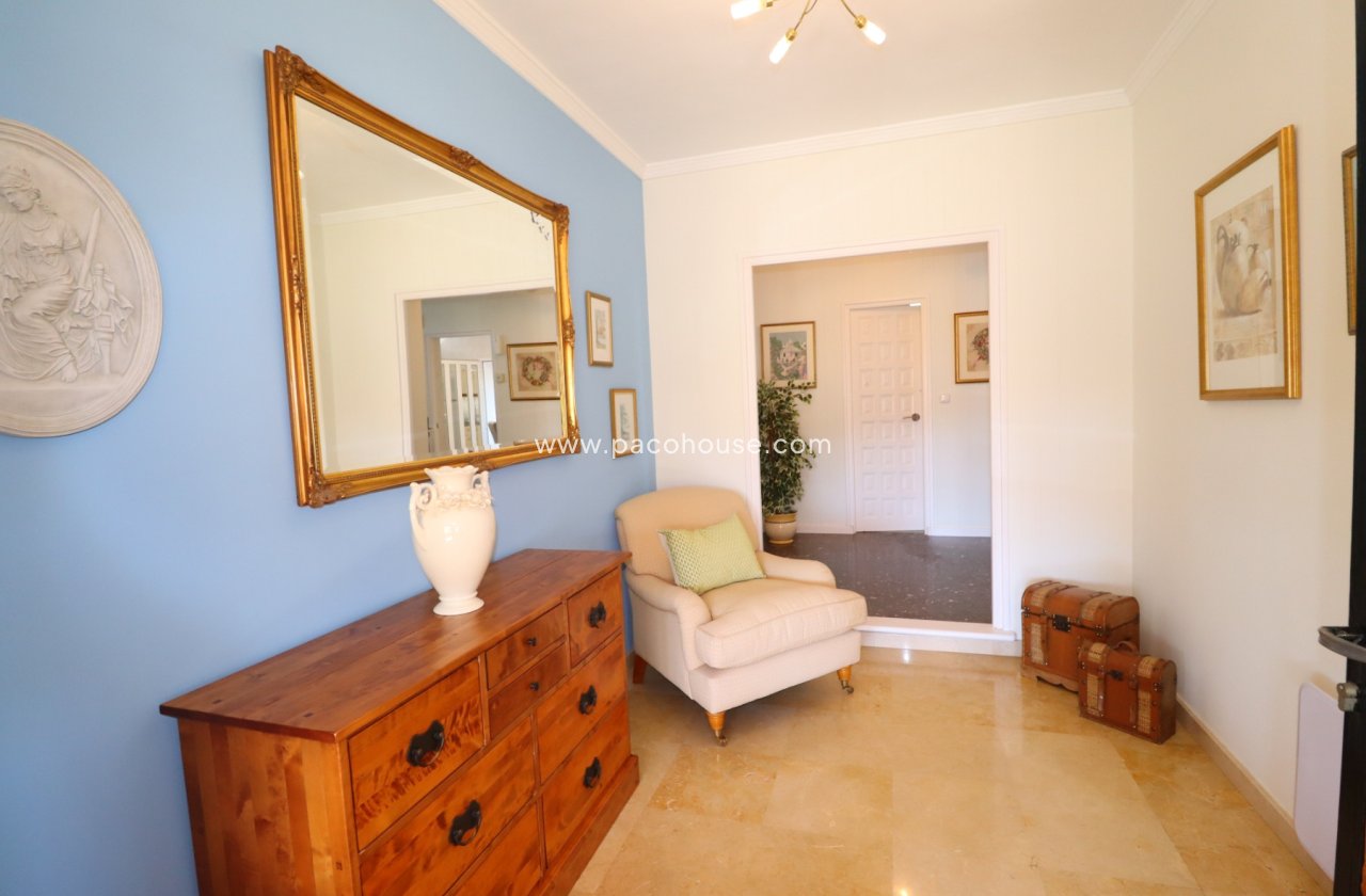 Resale - Villa -
Purias