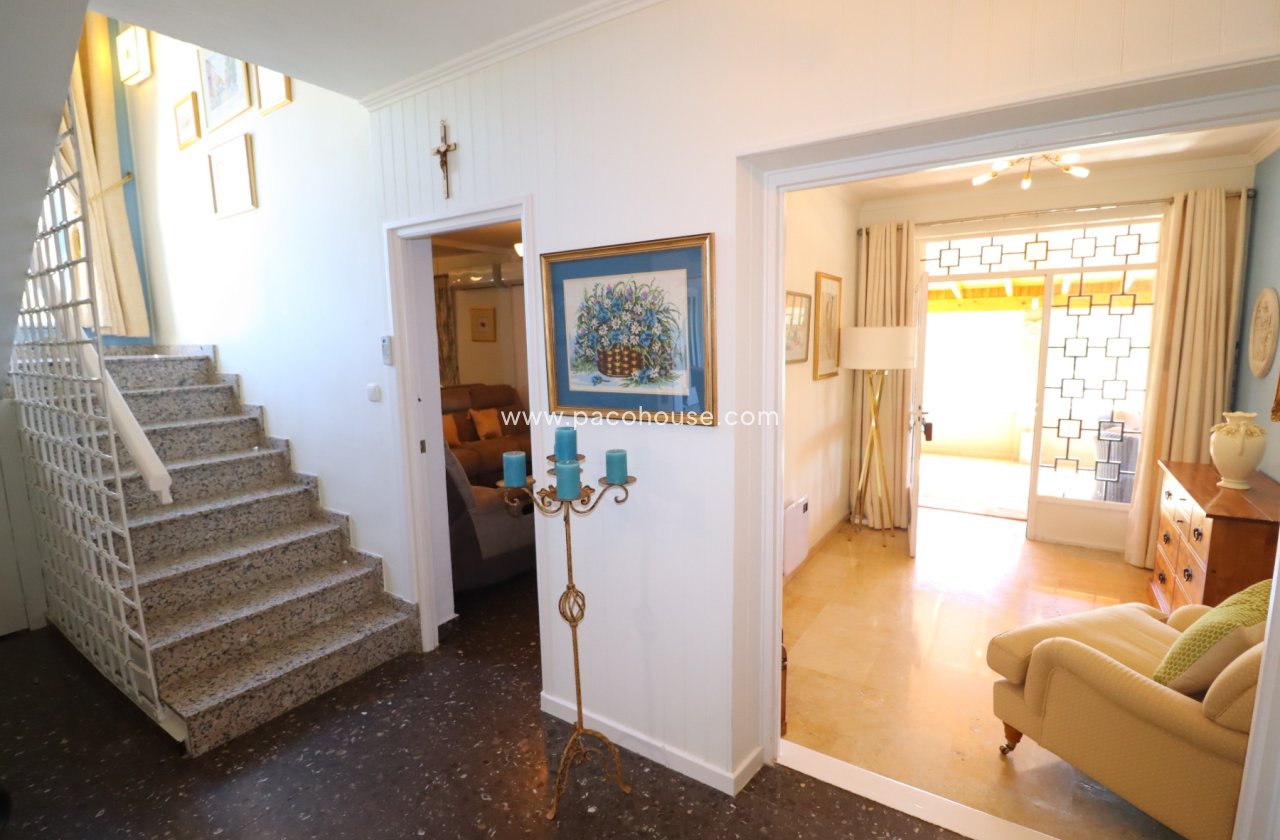 Resale - Villa -
Purias