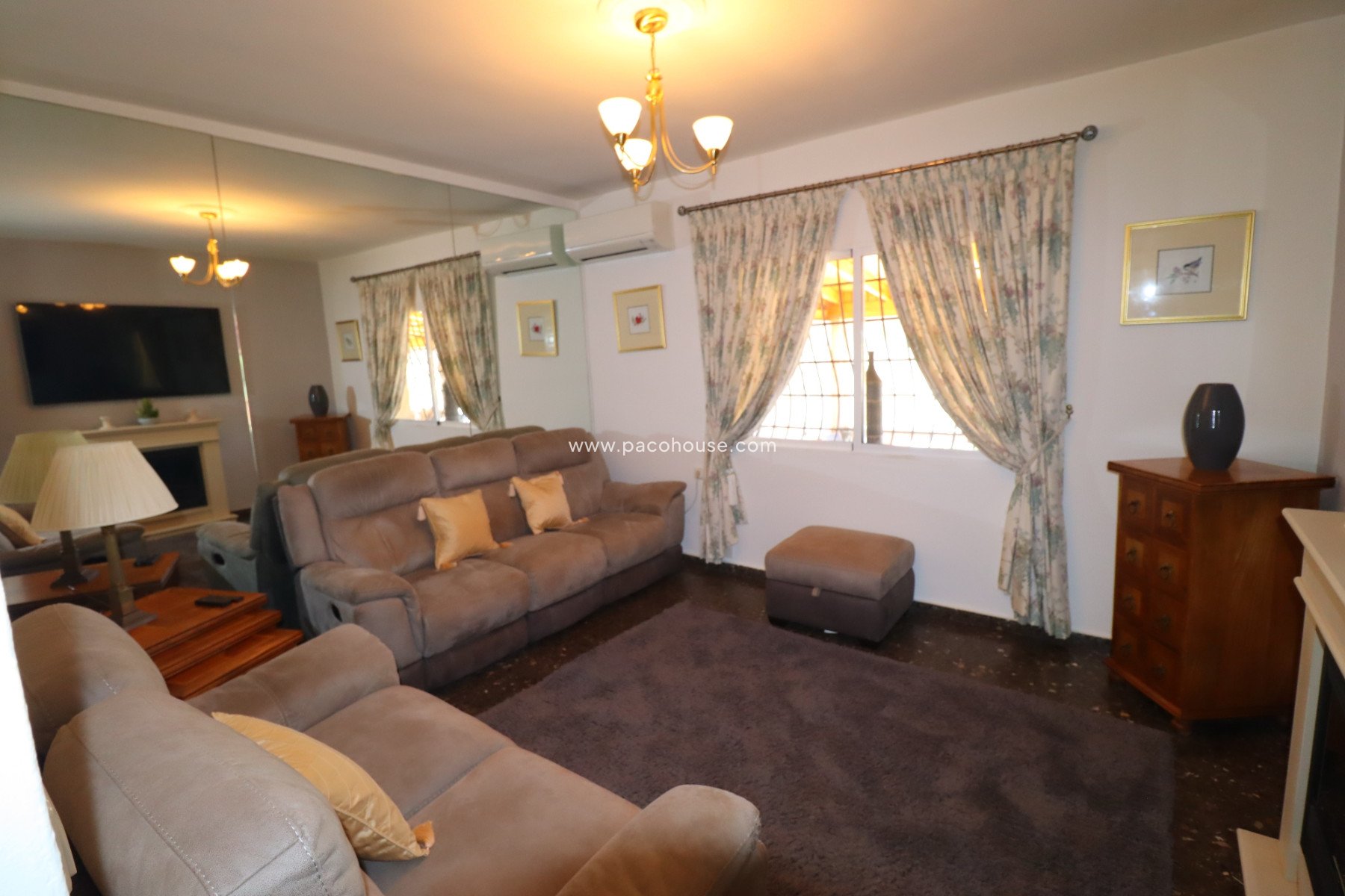 Resale - Villa -
Purias