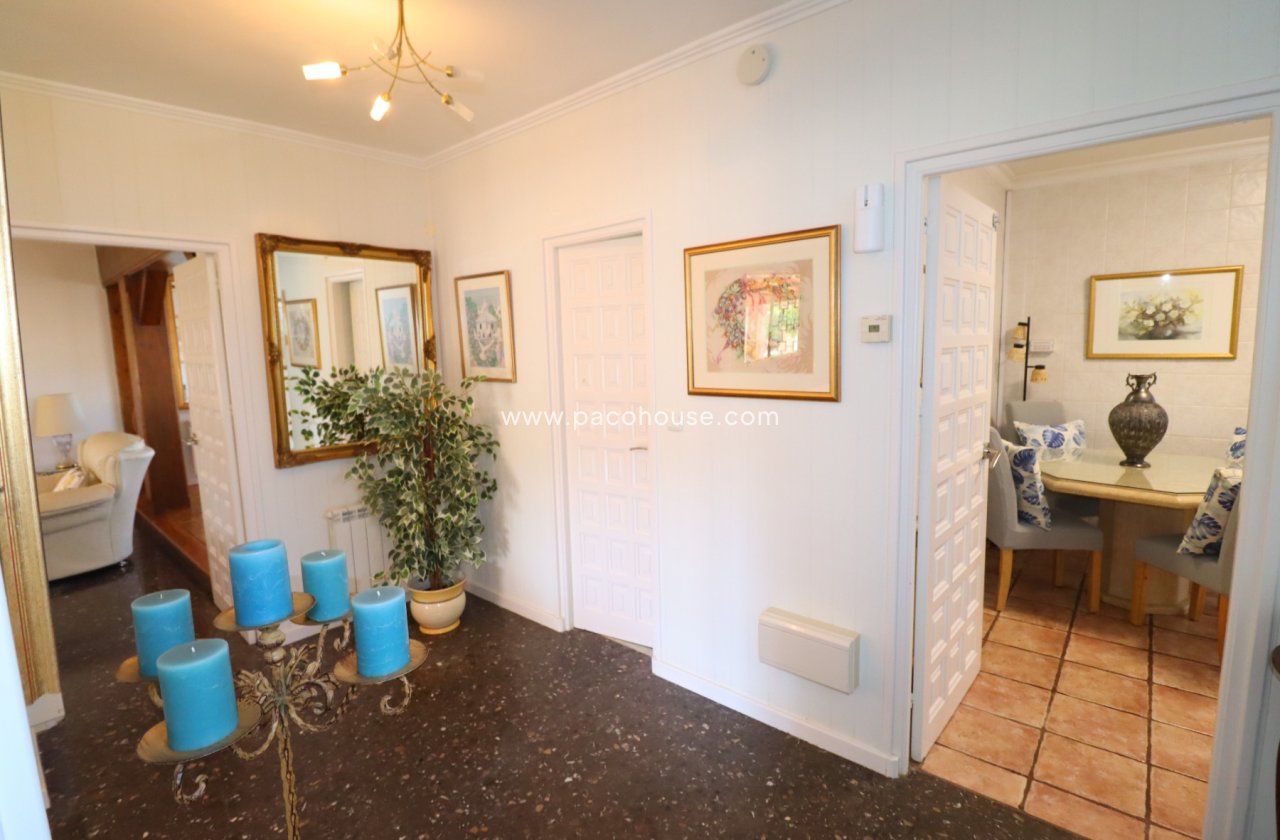 Resale - Villa -
Purias