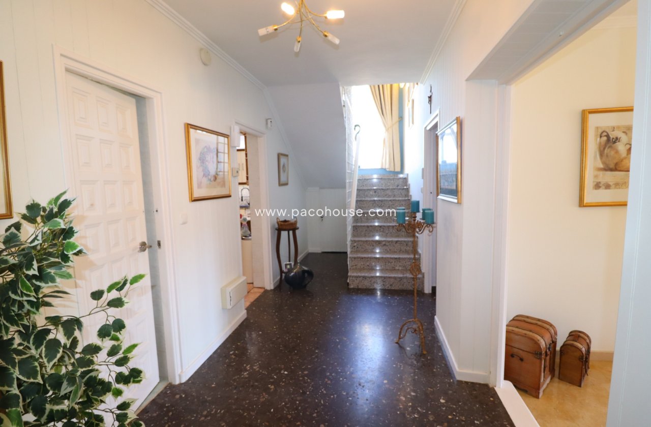 Resale - Villa -
Purias