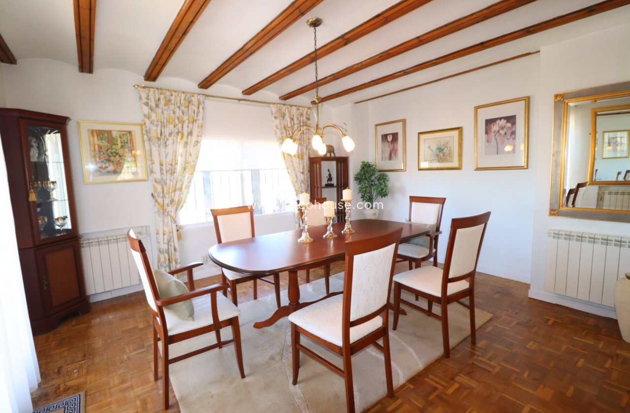 Resale - Villa -
Purias