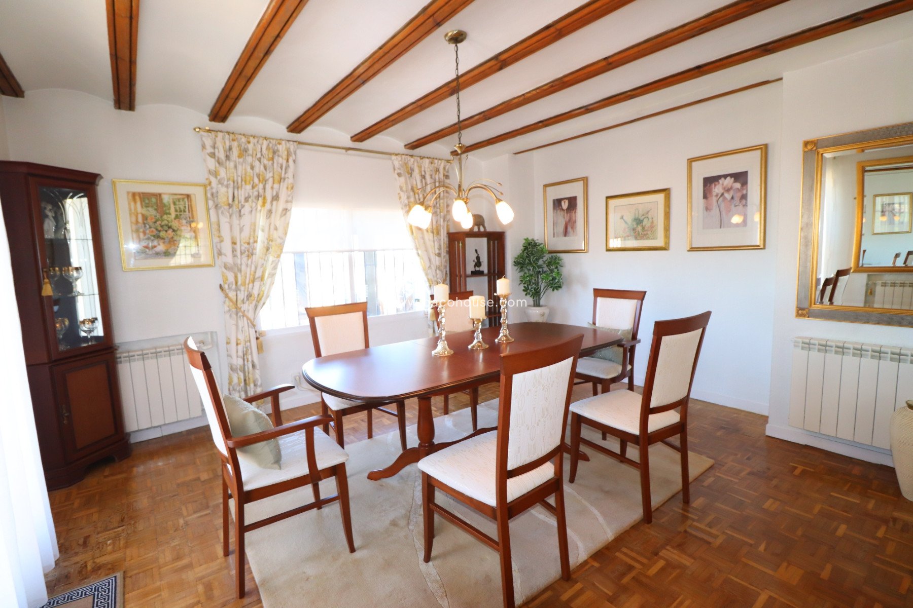 Resale - Villa -
Purias