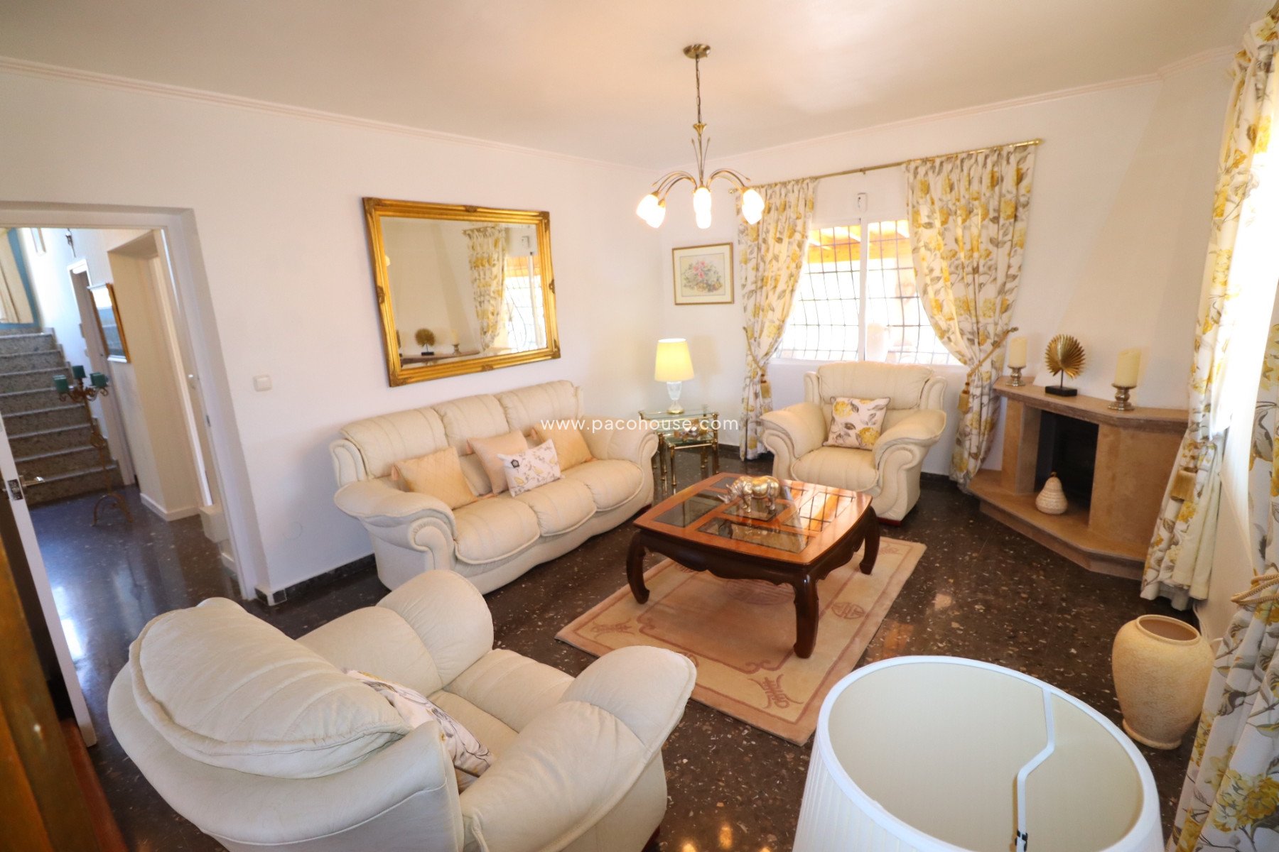 Resale - Villa -
Purias