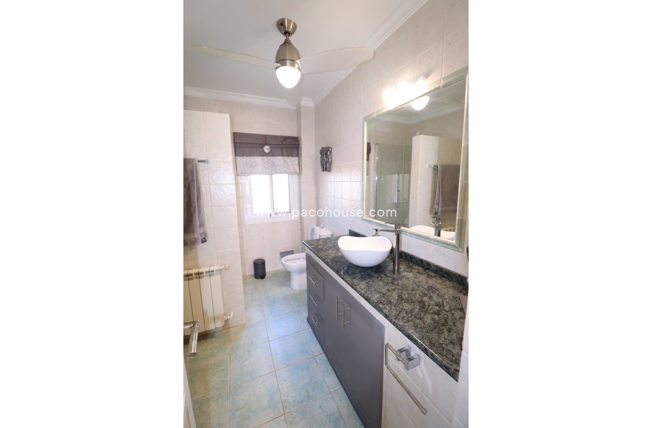 Resale - Villa -
Purias