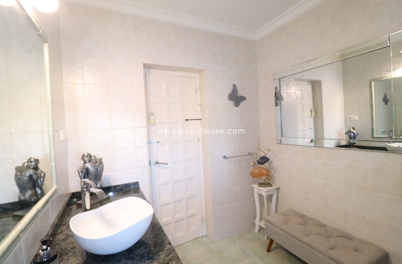 Resale - Villa -
Purias