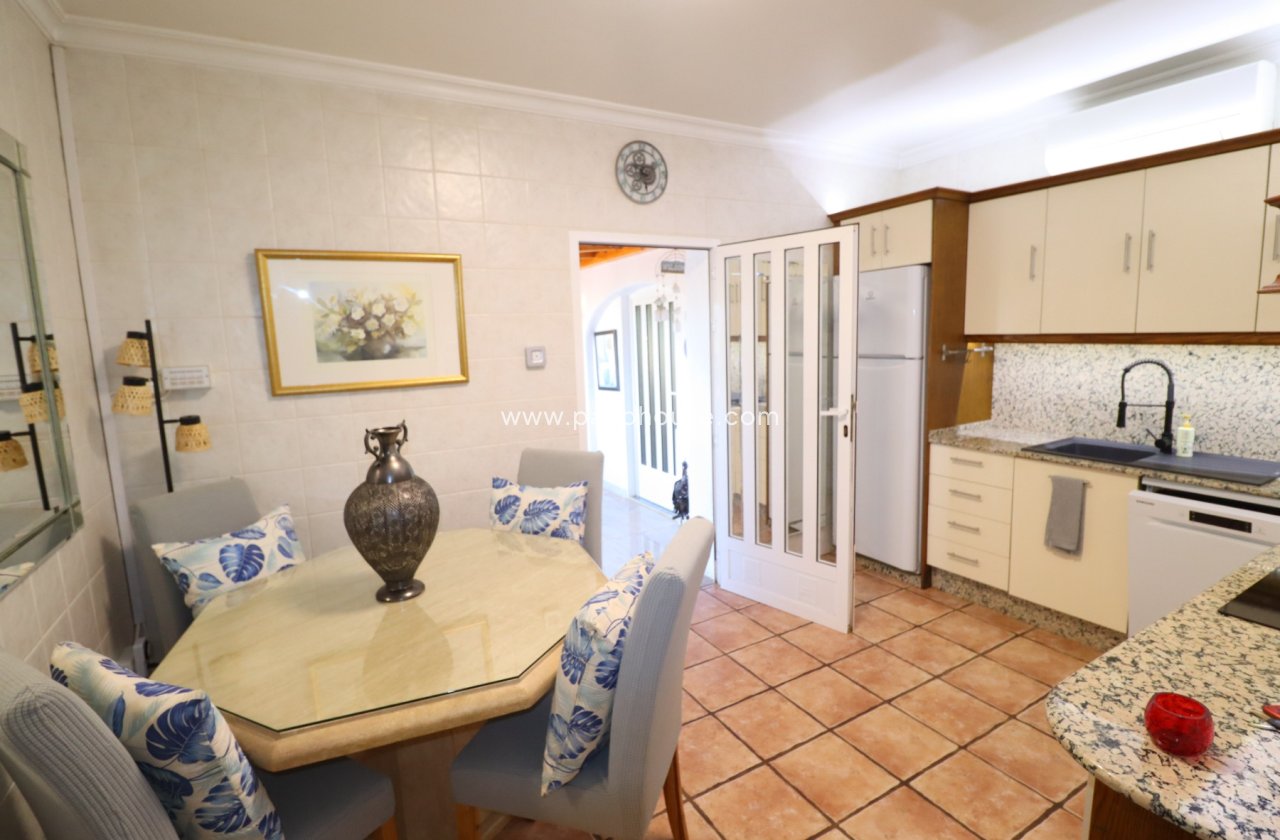 Resale - Villa -
Purias