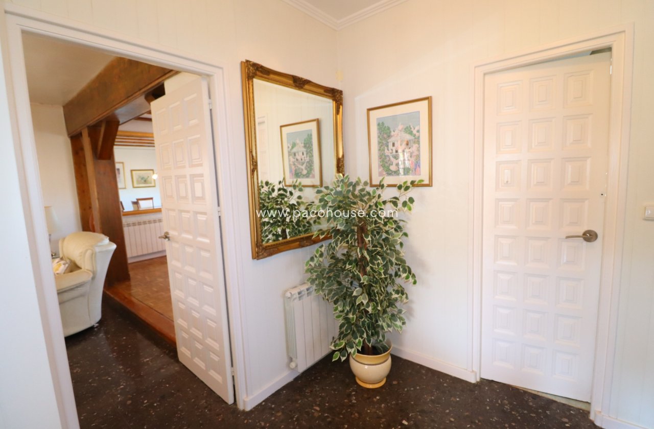 Resale - Villa -
Purias