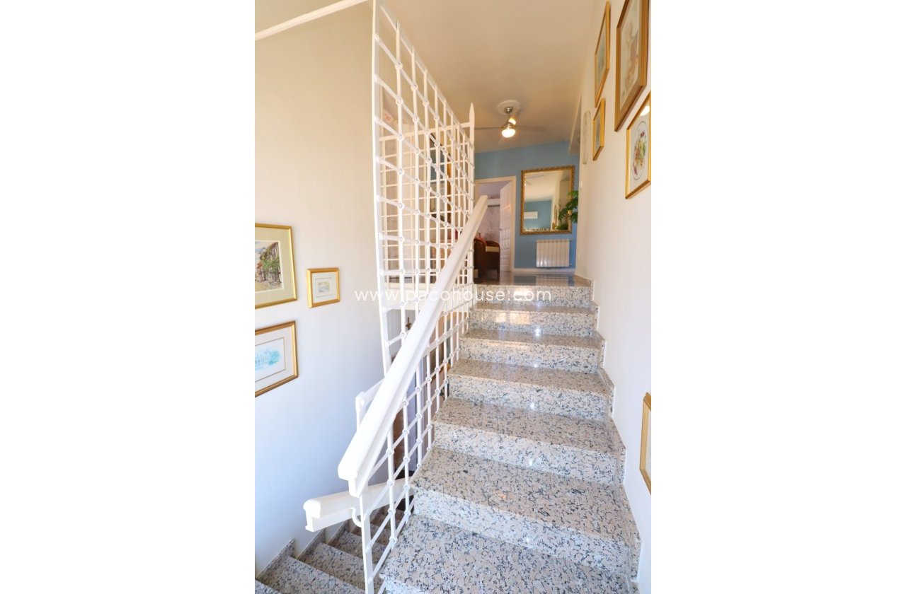 Resale - Villa -
Purias