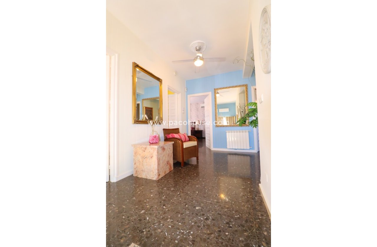 Resale - Villa -
Purias