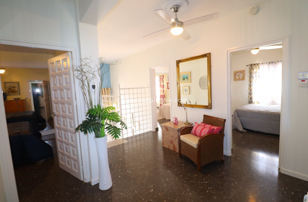 Resale - Villa -
Purias