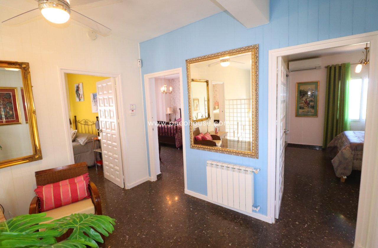 Resale - Villa -
Purias