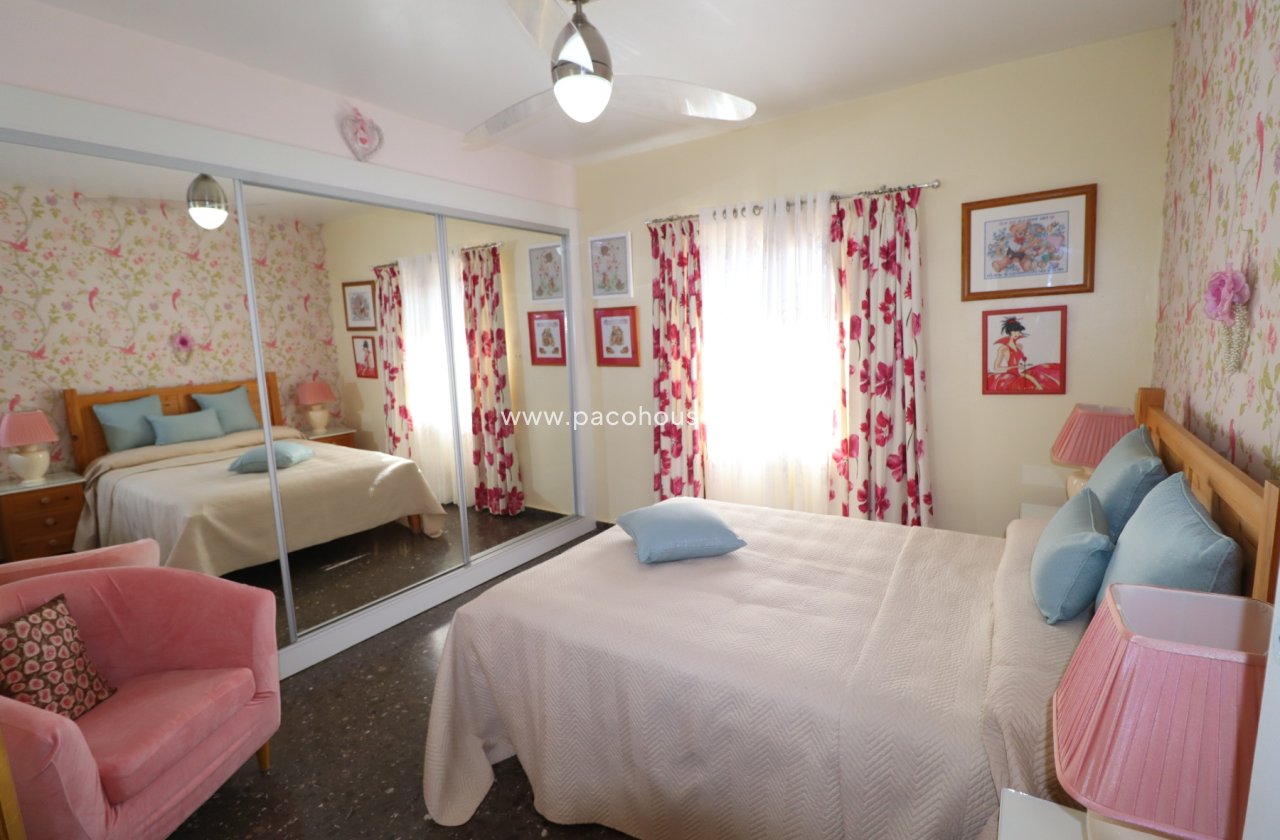 Resale - Villa -
Purias