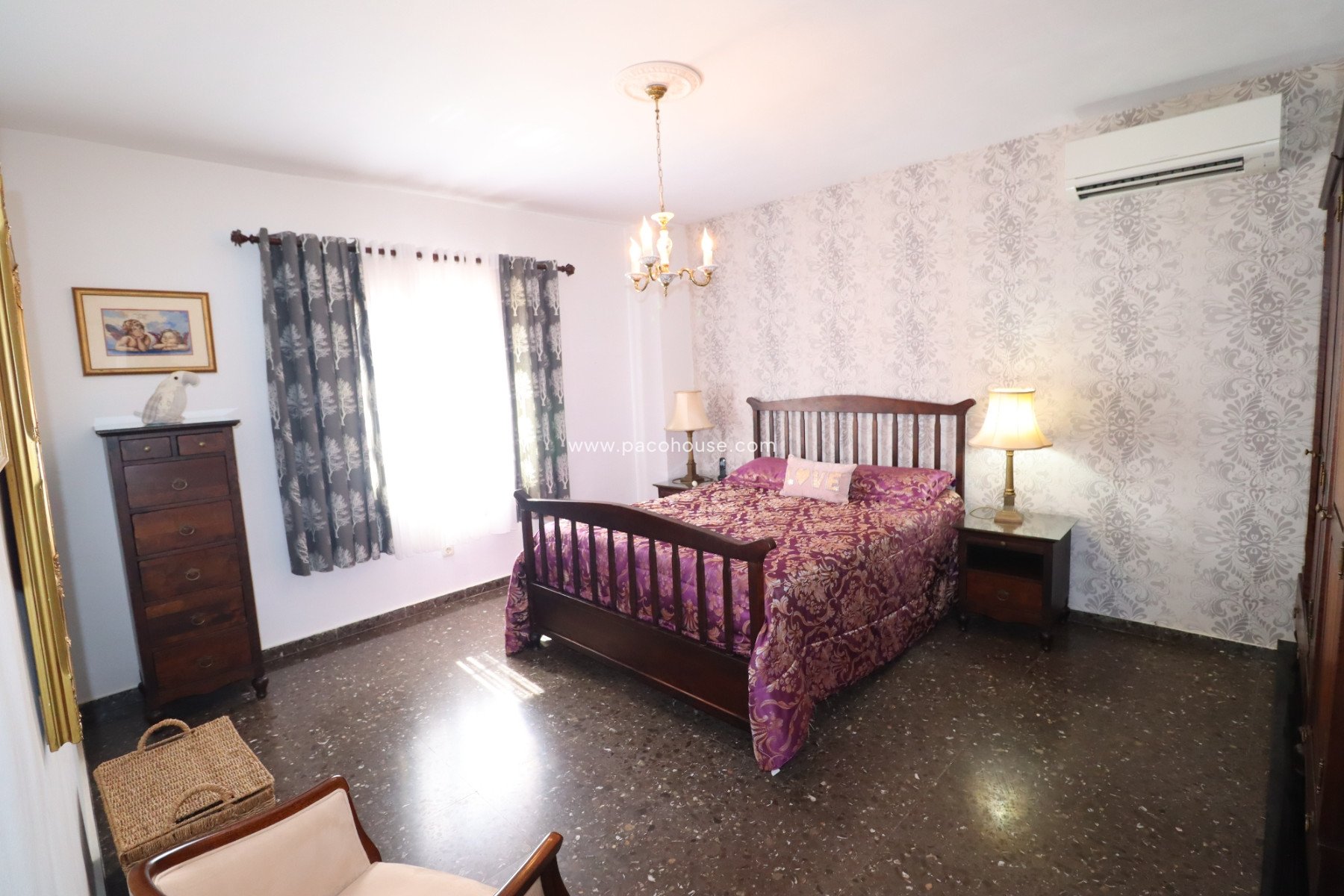 Resale - Villa -
Purias