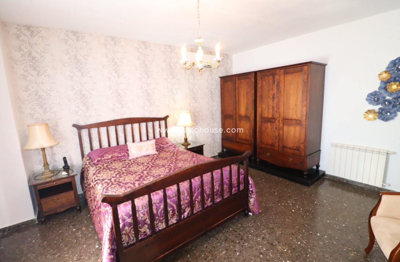 Resale - Villa -
Purias