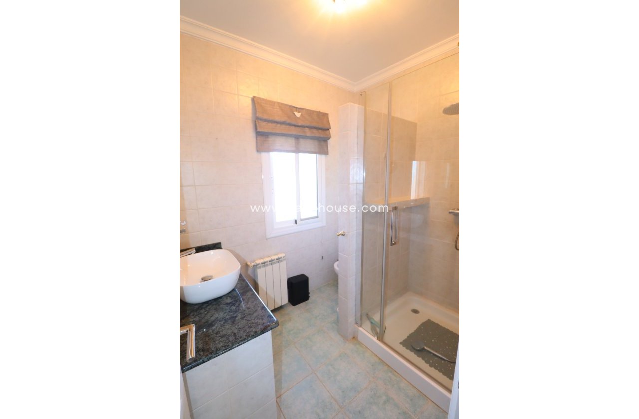 Resale - Villa -
Purias