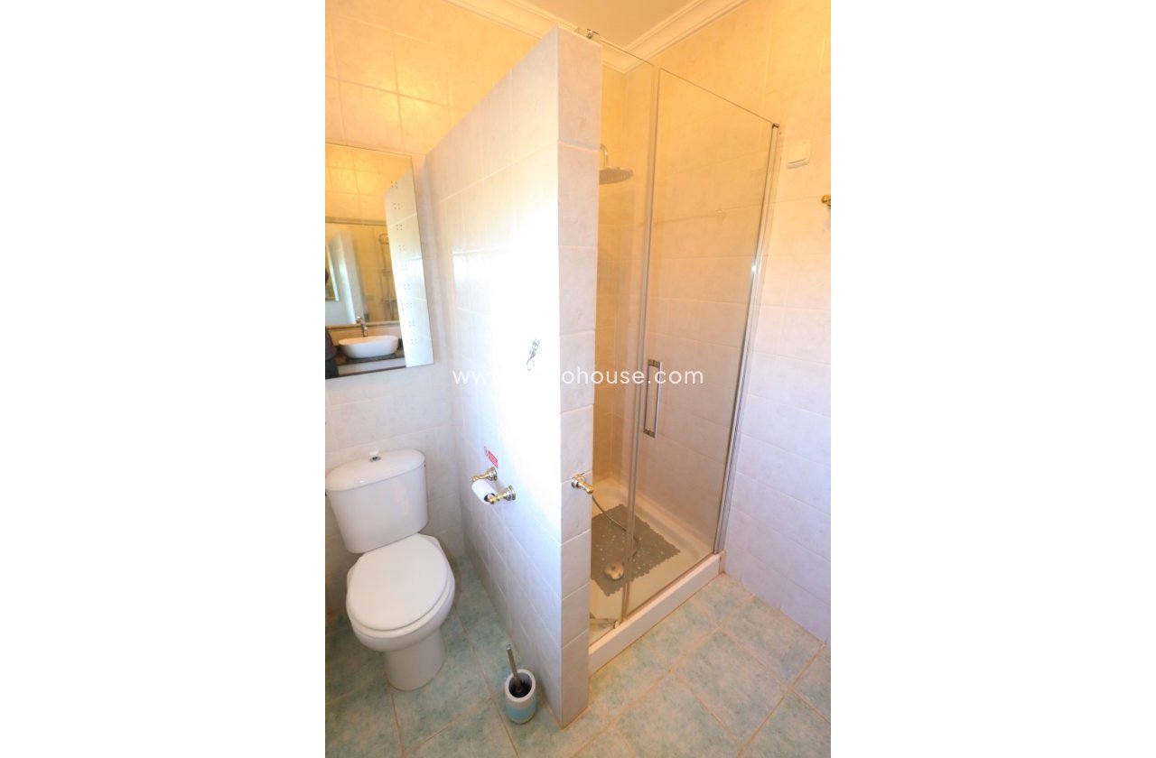 Resale - Villa -
Purias