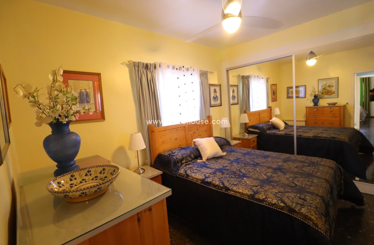 Resale - Villa -
Purias