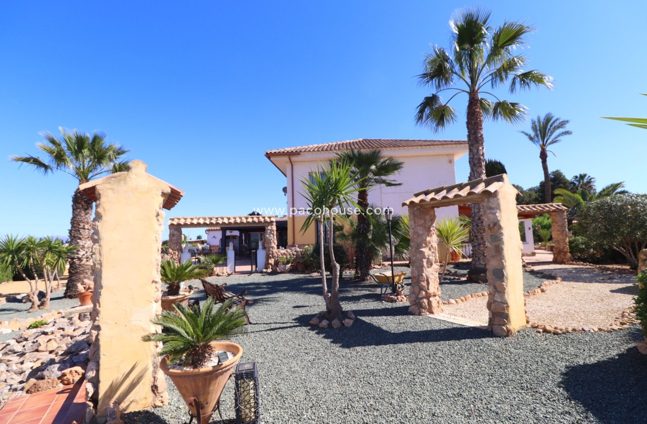 Resale - Villa -
Purias