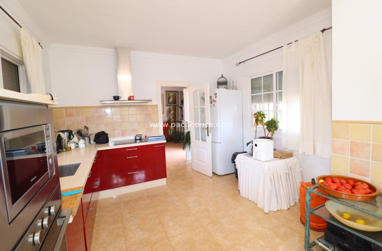 Resale - Villa -
Purias