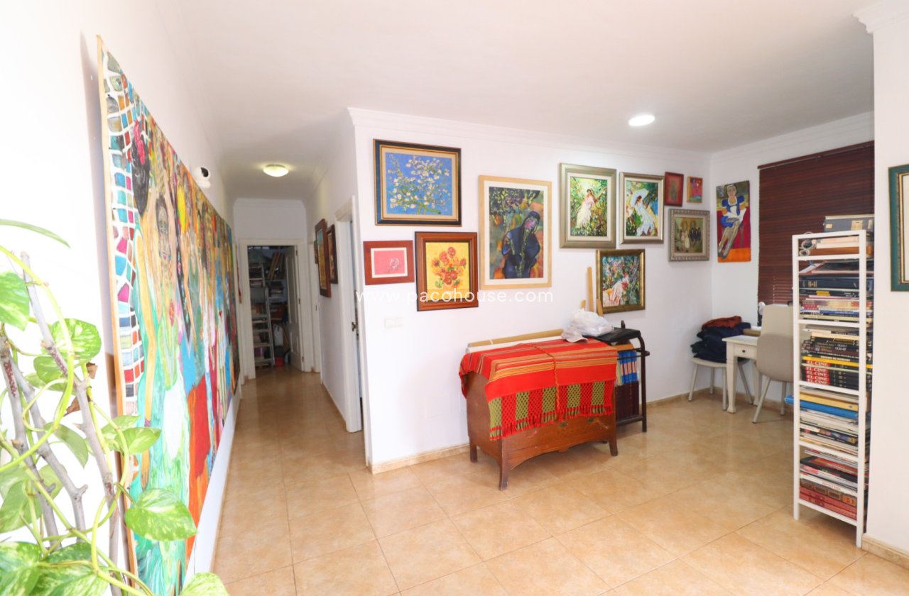 Resale - Villa -
Purias