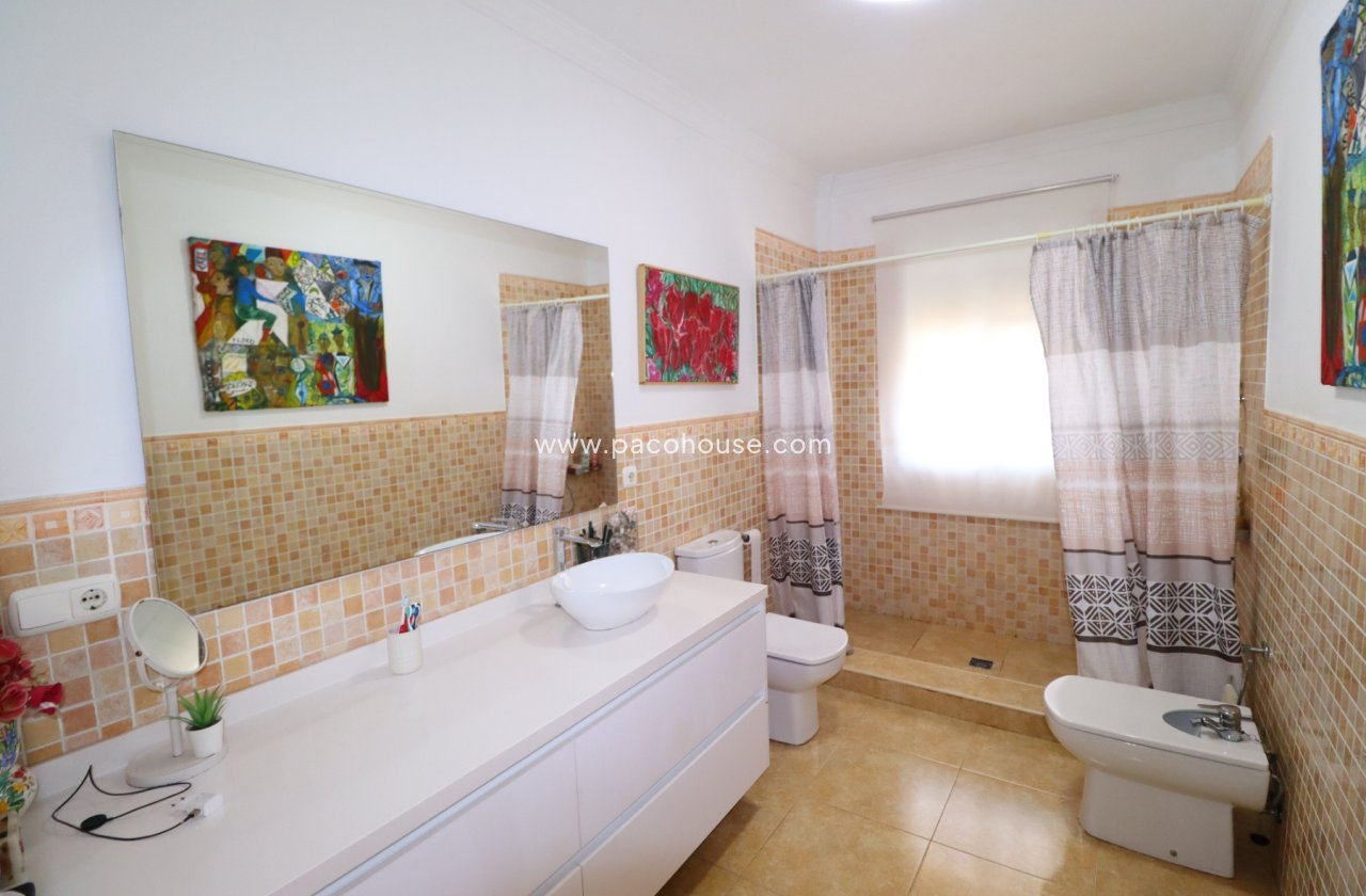 Resale - Villa -
Purias
