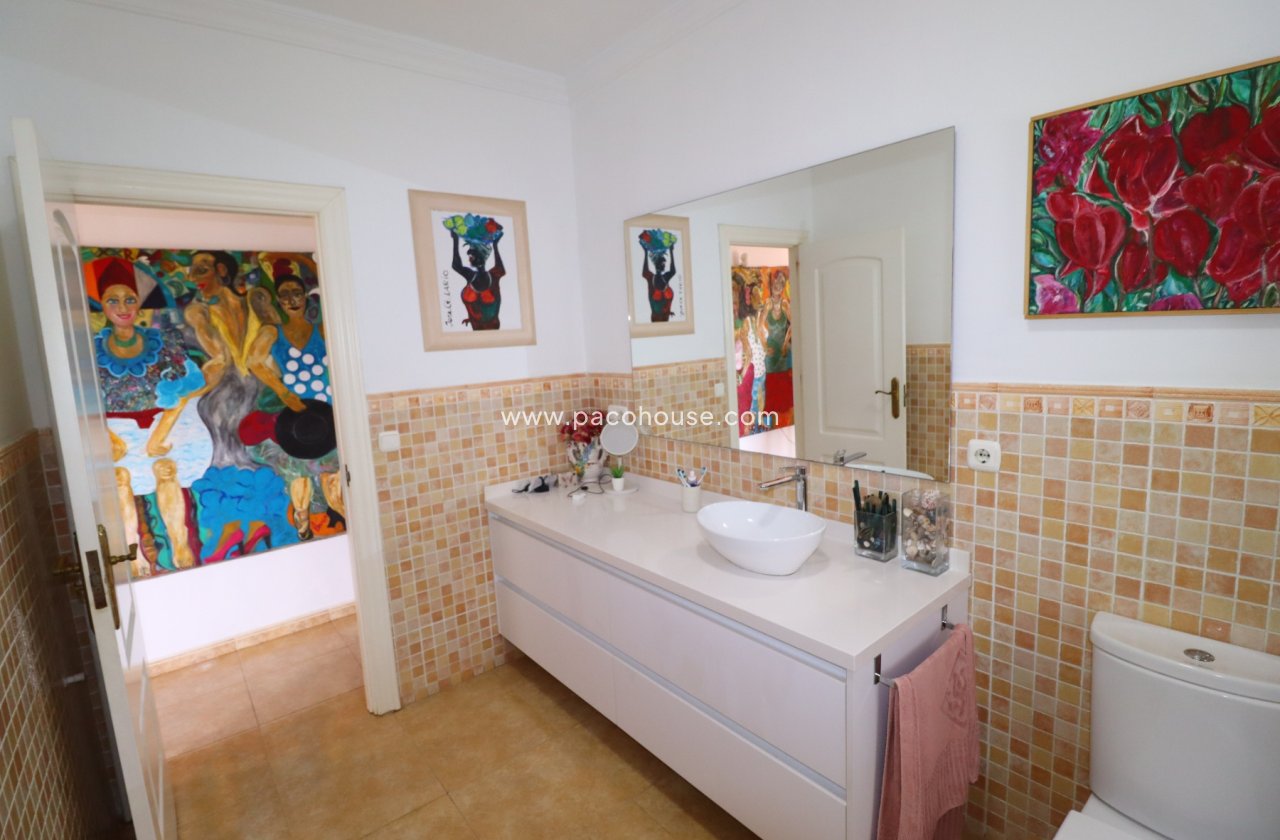 Resale - Villa -
Purias