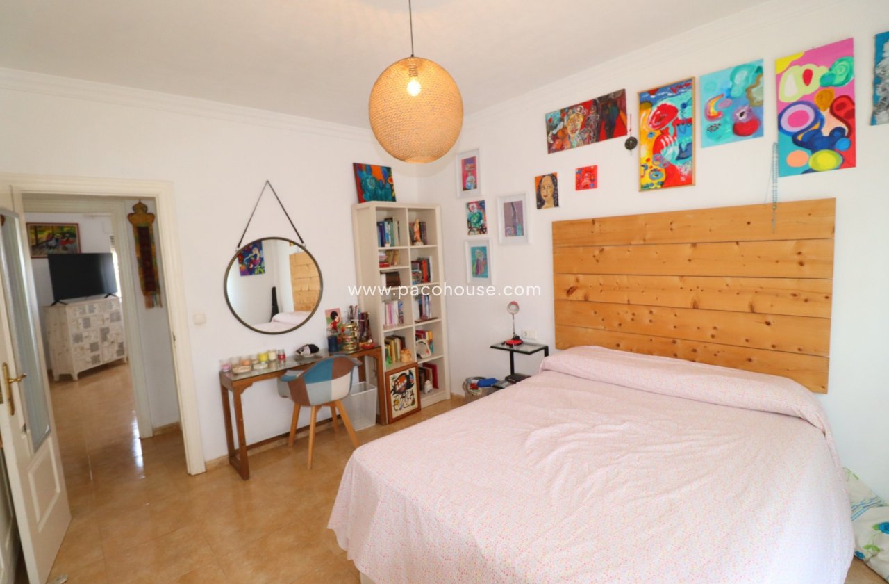 Resale - Villa -
Purias