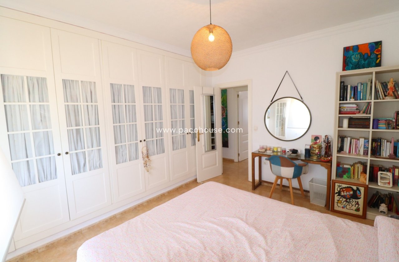 Resale - Villa -
Purias