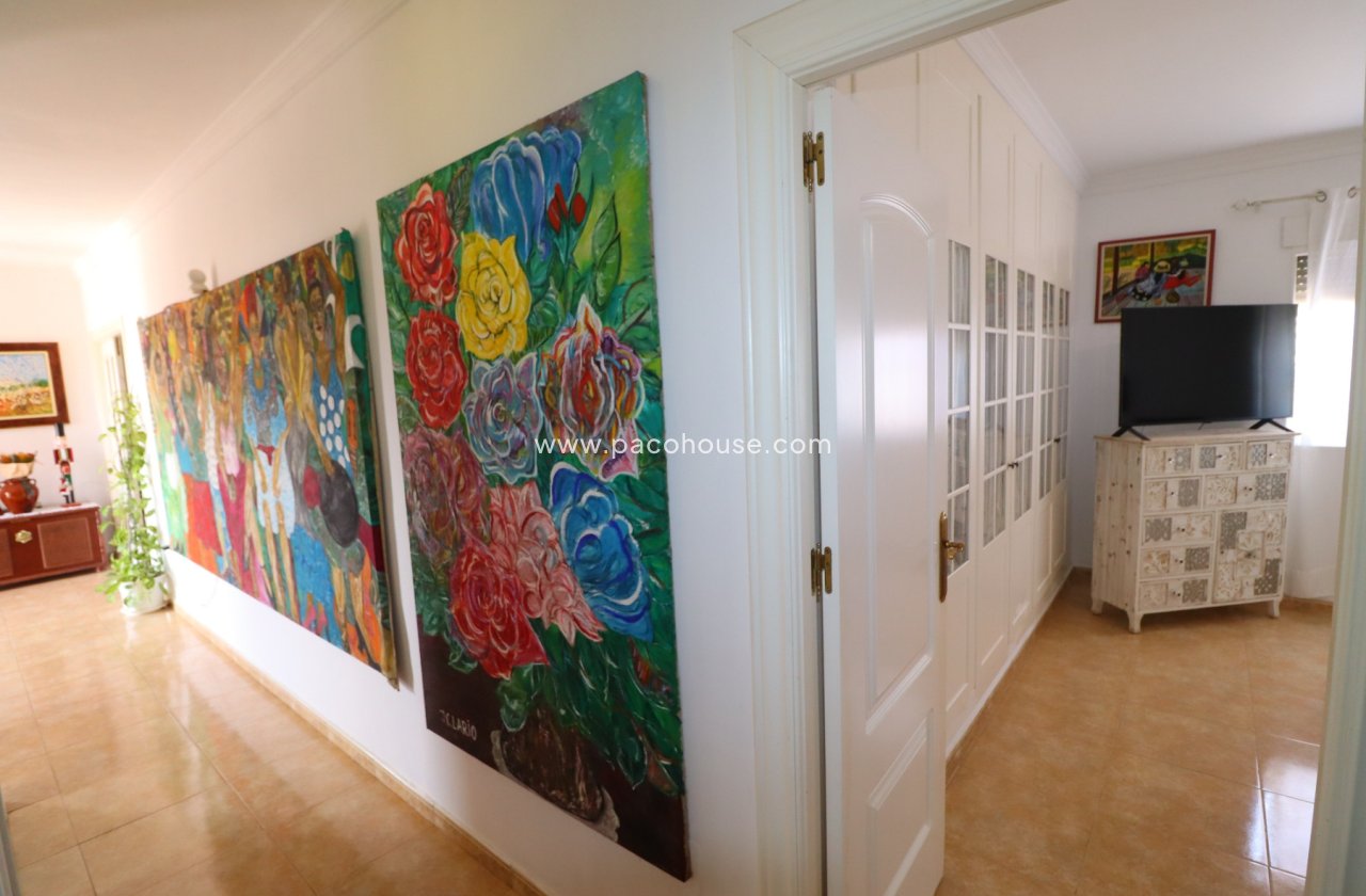 Resale - Villa -
Purias