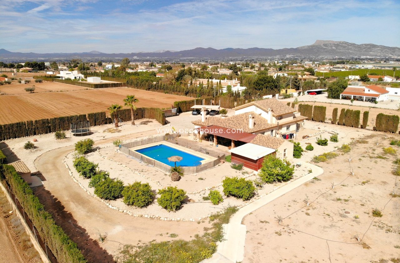 Resale - Villa -
Purias