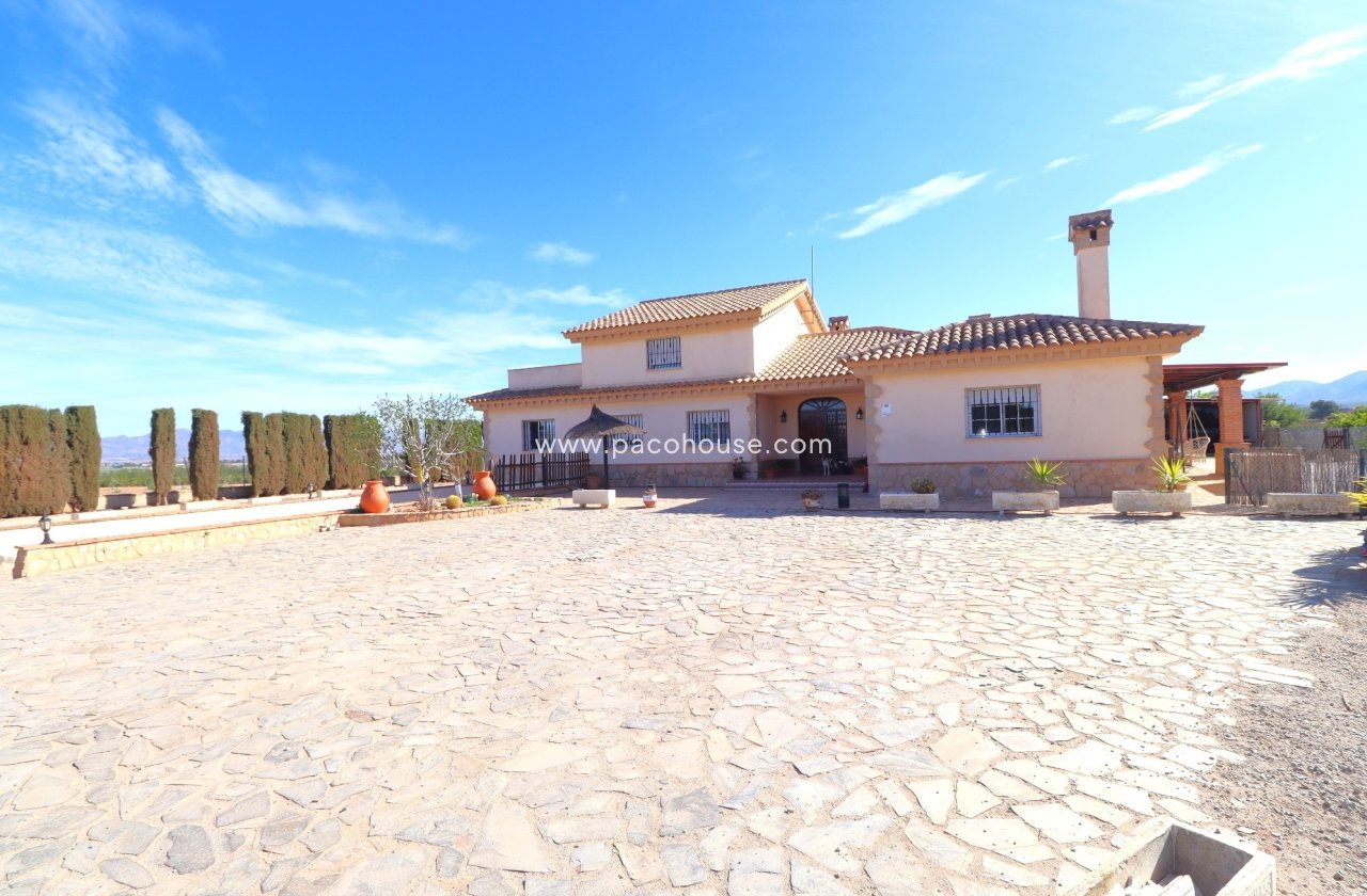 Resale - Villa -
Purias