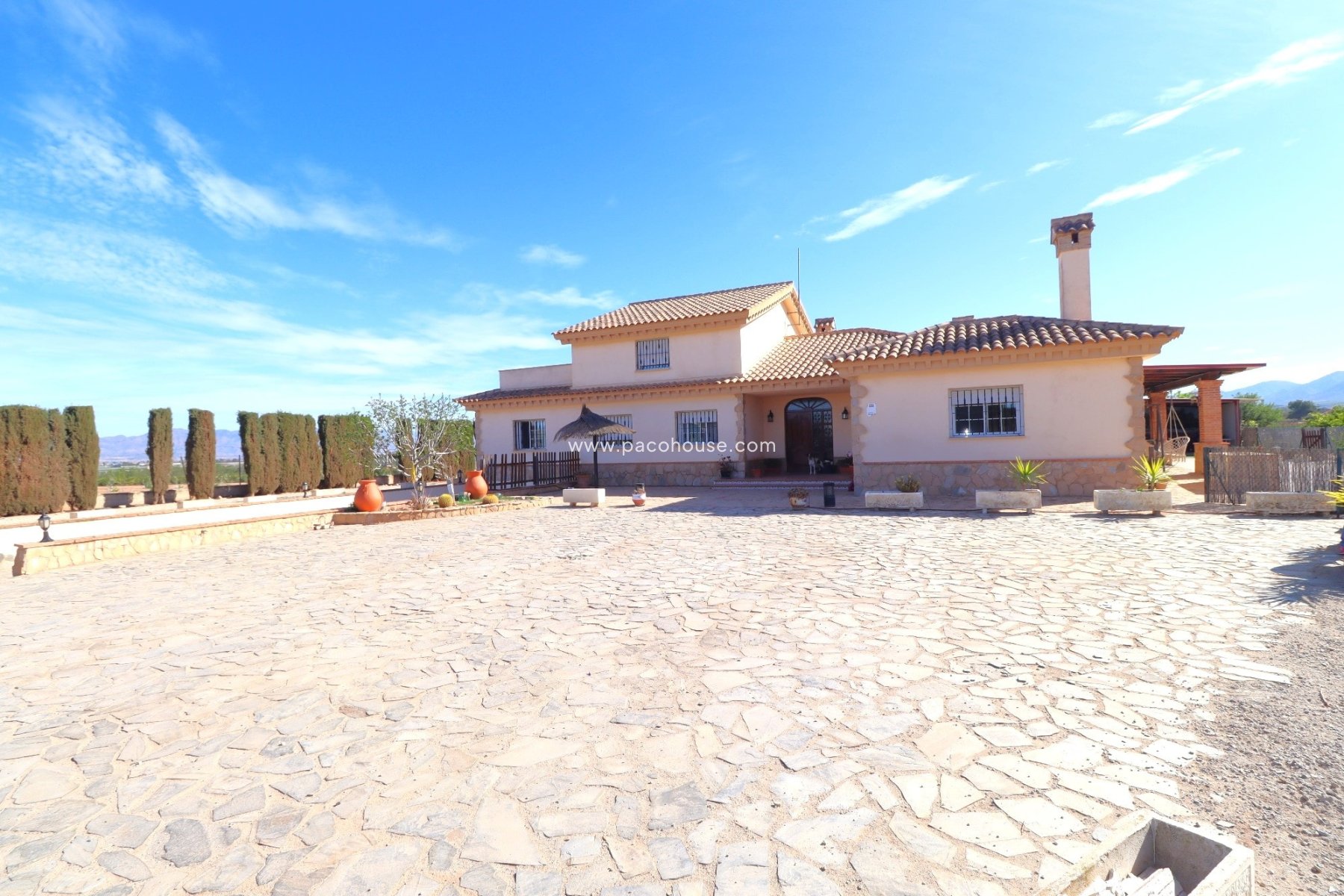 Resale - Villa -
Purias
